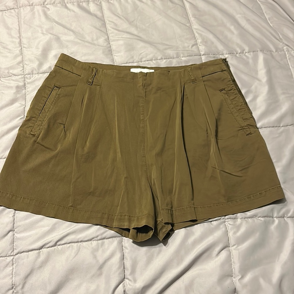 Anthropologie side zip shorts Kelyn Pleated City Shorts